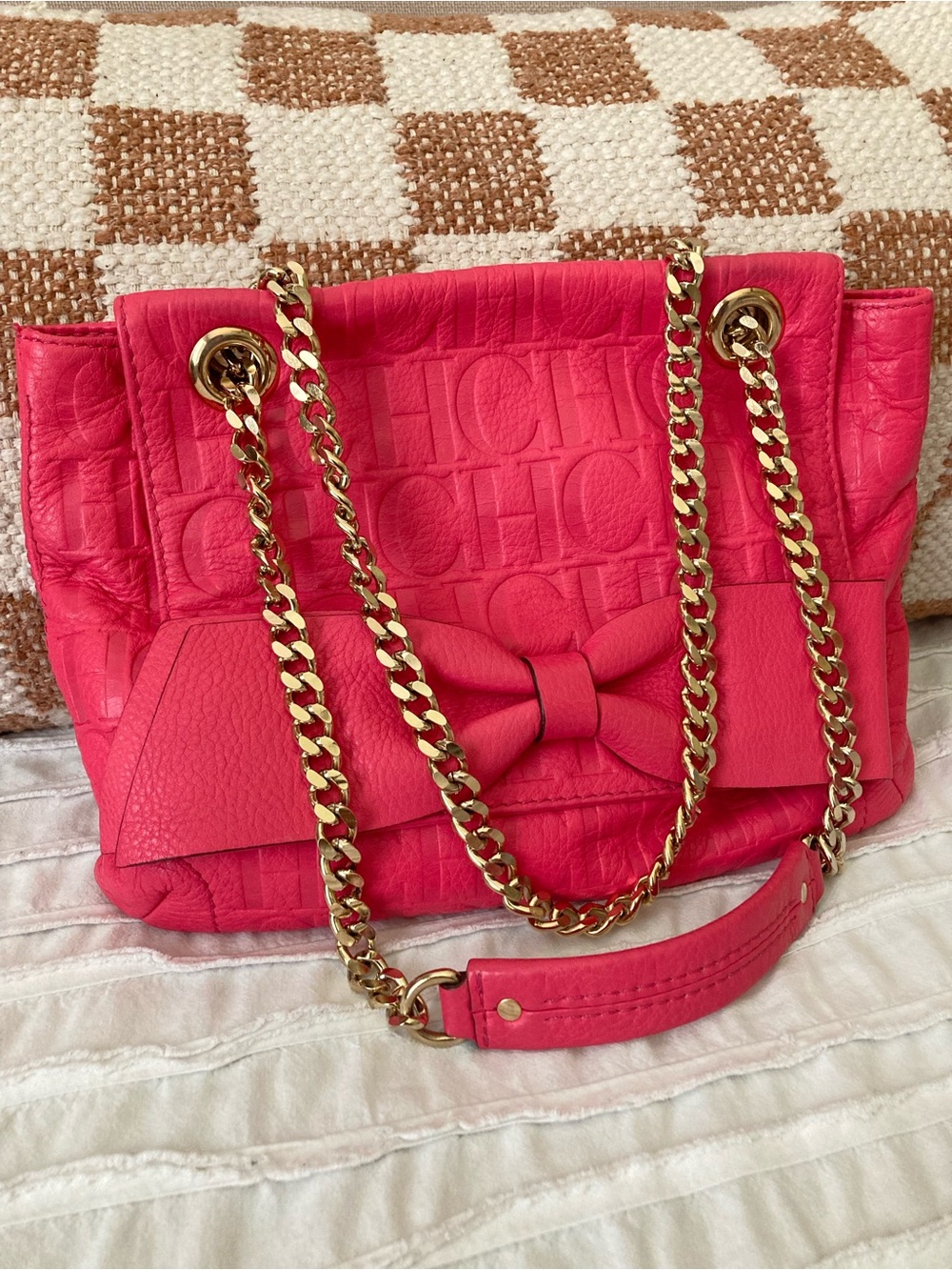 Carolina Herrera Hot Pink Leather Bow Shoulder Bag with Gold Chain - Picture 3 of 6